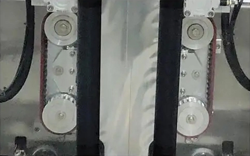 تفاصيل آلة تعبئة الأكياس ذات الختم الرباعي - عجلة سحب الأكياس المتزامنة
